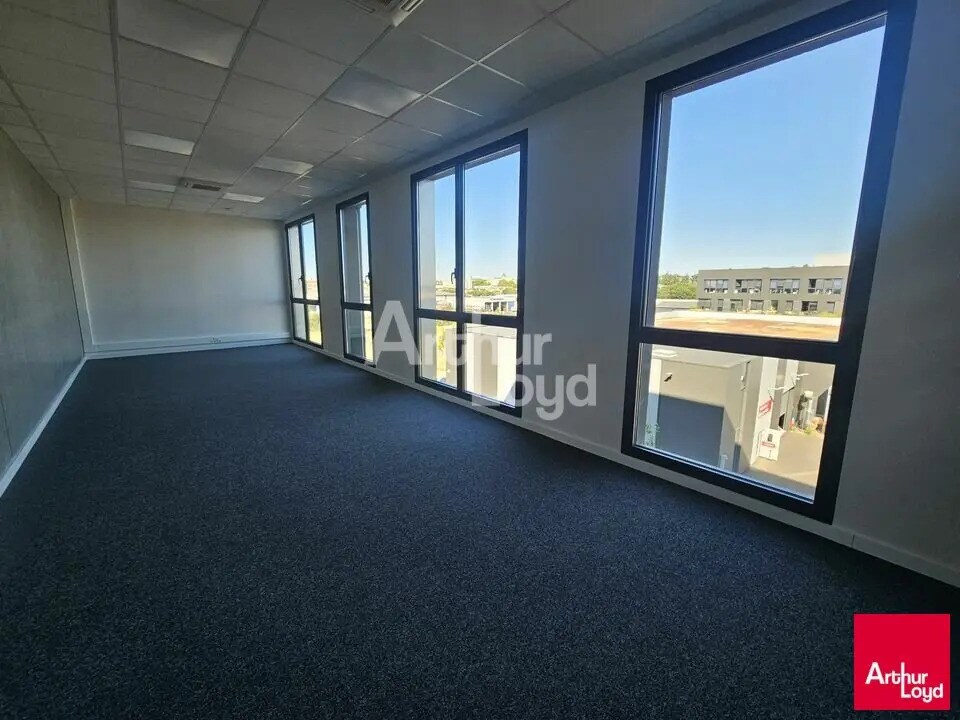 Office in Angers for lease Interior Photo- Image 1 of 3