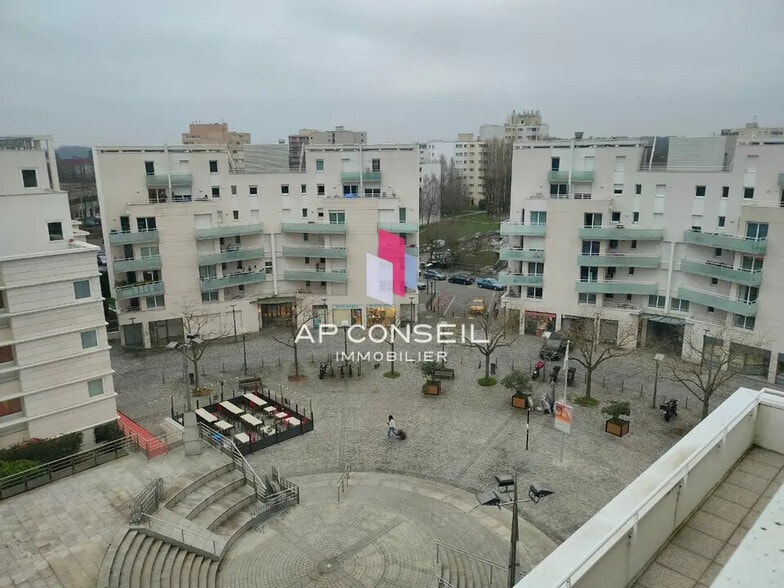 Office in Montigny-le-Bretonneux for lease - Building Photo - Image 2 of 3