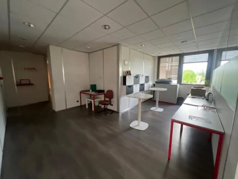 Office in Val-de-Reuil for lease - Interior Photo - Image 3 of 7