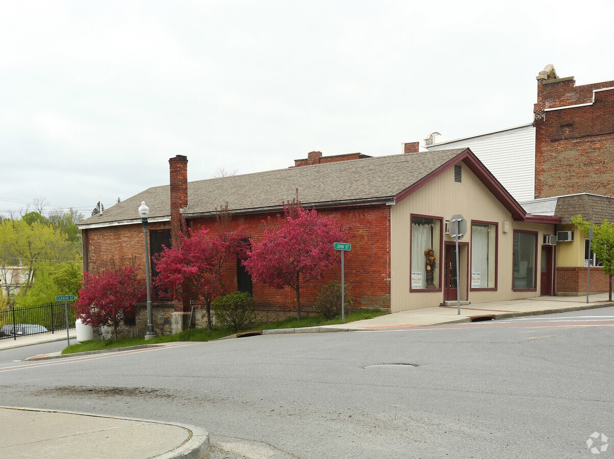 16 John St, Hoosick Falls, NY 12090