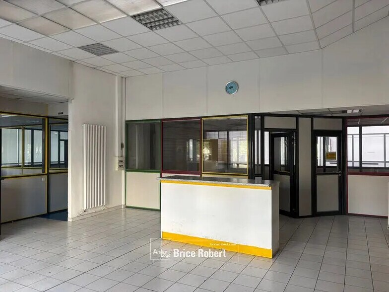 Flex in Lyon for lease - Interior Photo - Image 2 of 6