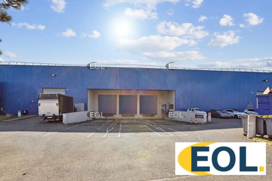 Flex in Gonesse for lease - Building Photo - Image 1 of 12