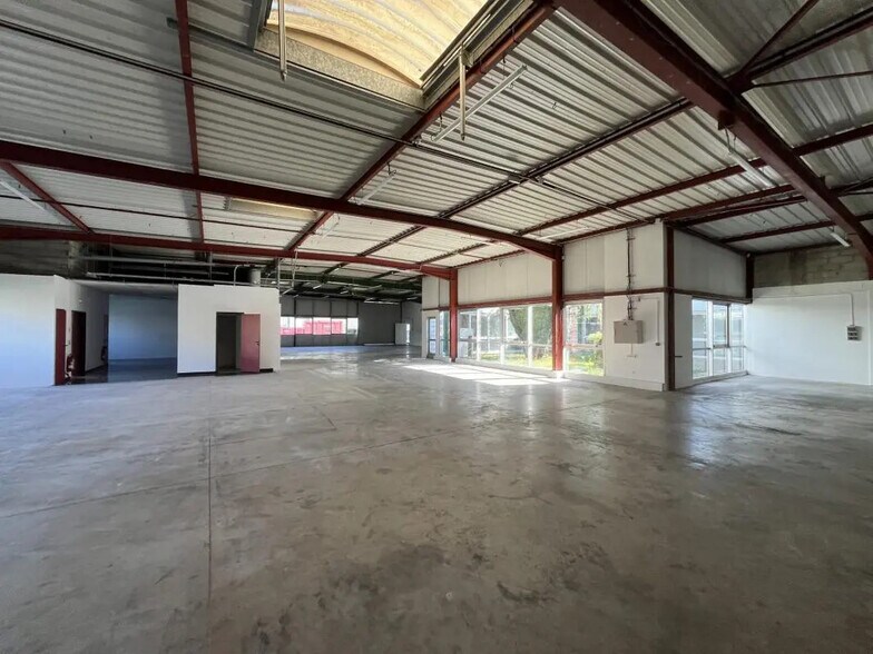 Flex in Villebon-sur-Yvette for lease - Interior Photo - Image 2 of 9