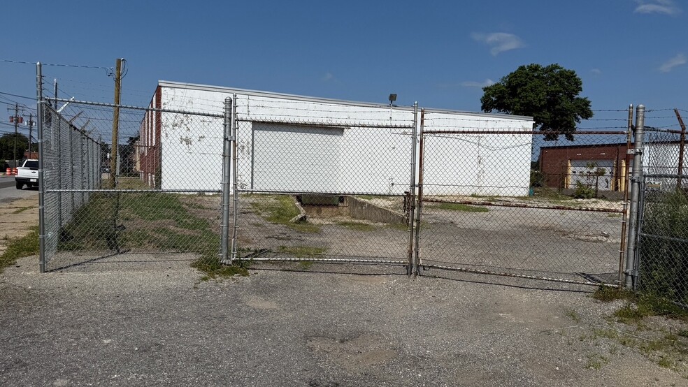 225 Ralph Ave, Copiague, NY for lease - Primary Photo - Image 2 of 4