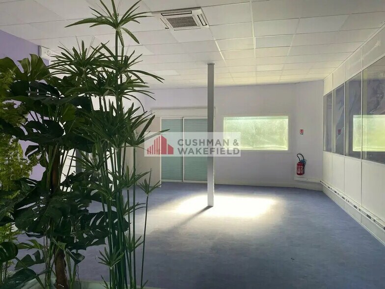 Retail in Marguerittes for lease - Interior Photo - Image 3 of 4