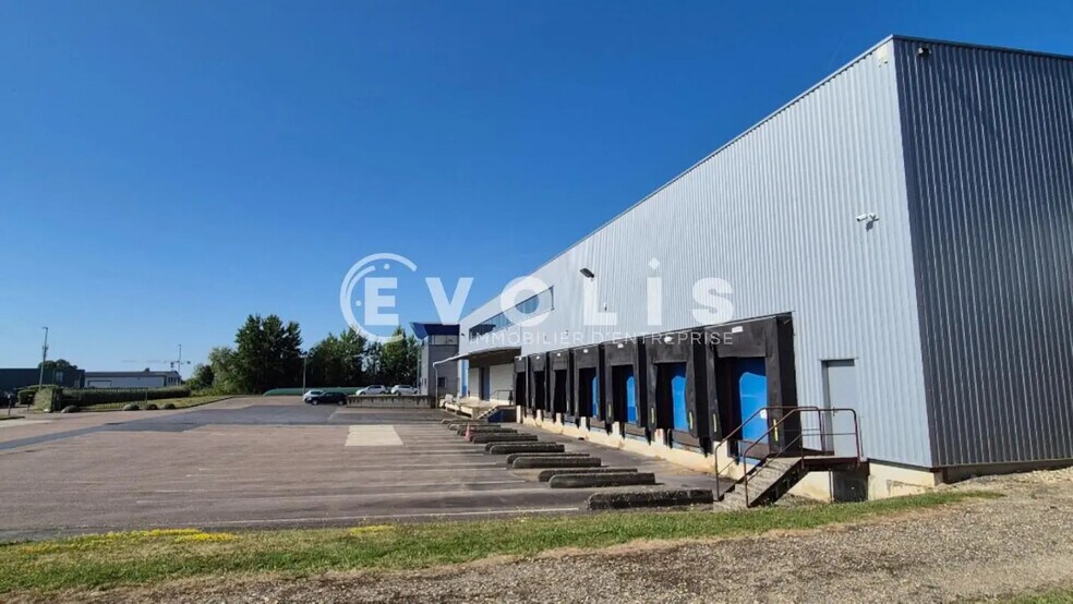 Industrial in Rebais for lease - Building Photo - Image 1 of 23