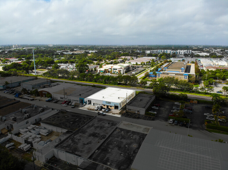 3031-3035 NE 12th Ter, Oakland Park, FL for lease - Building Photo - Image 3 of 23