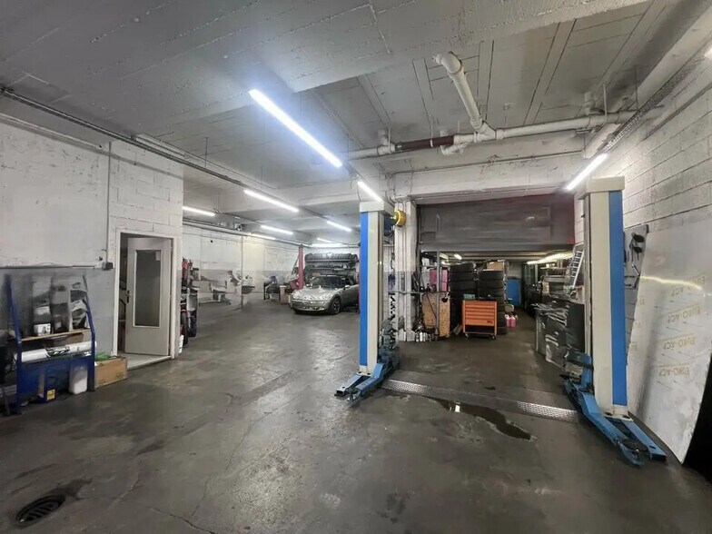 Retail in Nice for lease - Interior Photo - Image 1 of 3