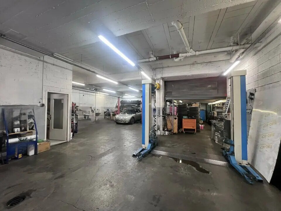 Retail in Nice for lease Interior Photo- Image 1 of 4