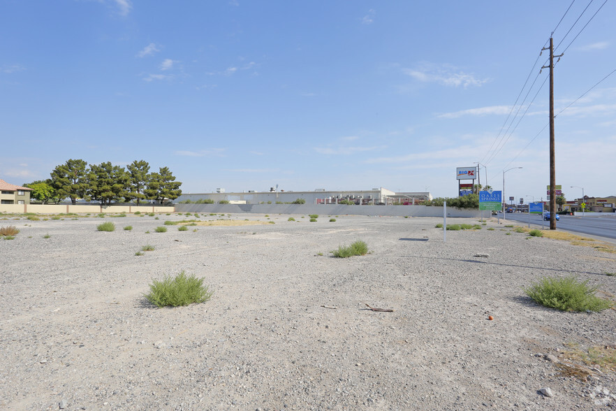 453 N Nellis Blvd, Las Vegas, NV for lease - Building Photo - Image 3 of 6