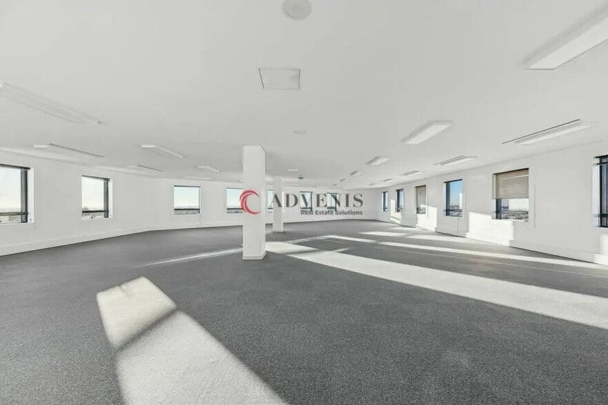 Office in Noisy-le-Grand for lease - Building Photo - Image 3 of 10