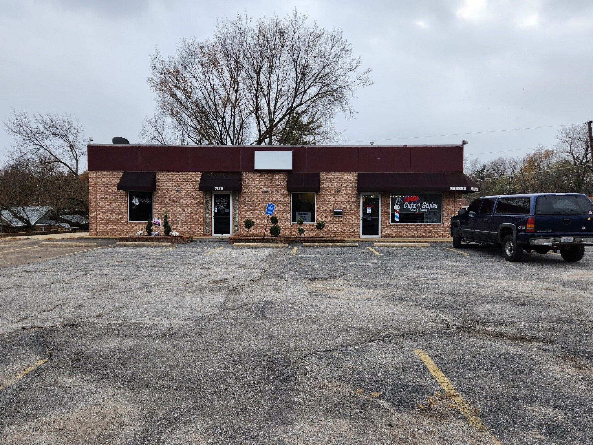 7120 Saint Charles Rock Rd, Saint Louis, MO 63133