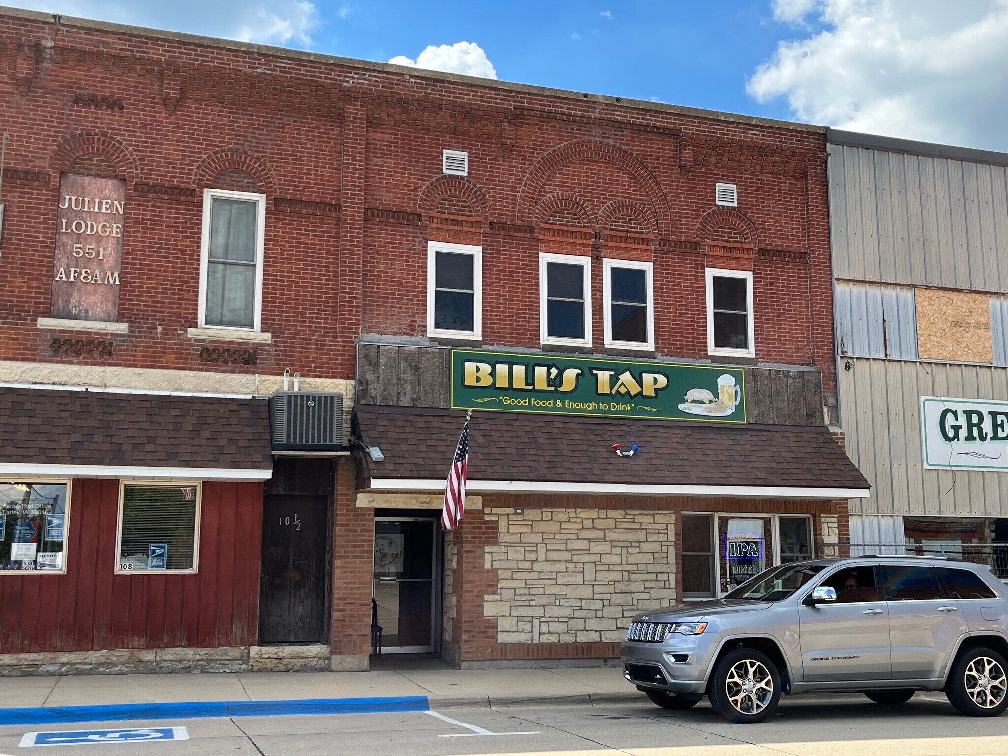 110 1st St N, Farley, IA 52046