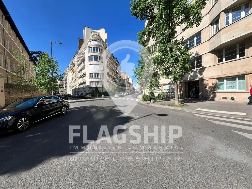 Retail in Paris for lease Building Photo- Image 1 of 3