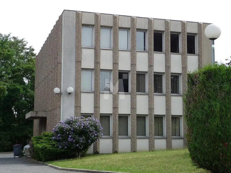 Office in Igny for lease - Building Photo - Image 1 of 8