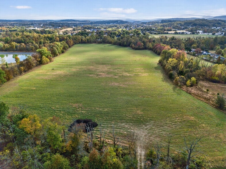 160 Spring Garden Dr, Bechtelsville, PA for sale - Building Photo - Image 2 of 3