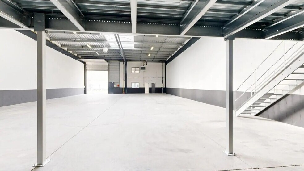 Flex in Bezons for lease - Interior Photo - Image 3 of 13