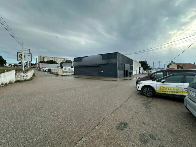 Industrial in Port-de-Bouc for lease - Building Photo - Image 2 of 12