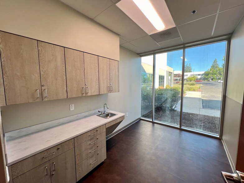 1386 Lead Hill Blvd, Roseville, CA for lease - Interior Photo - Image 2 of 13