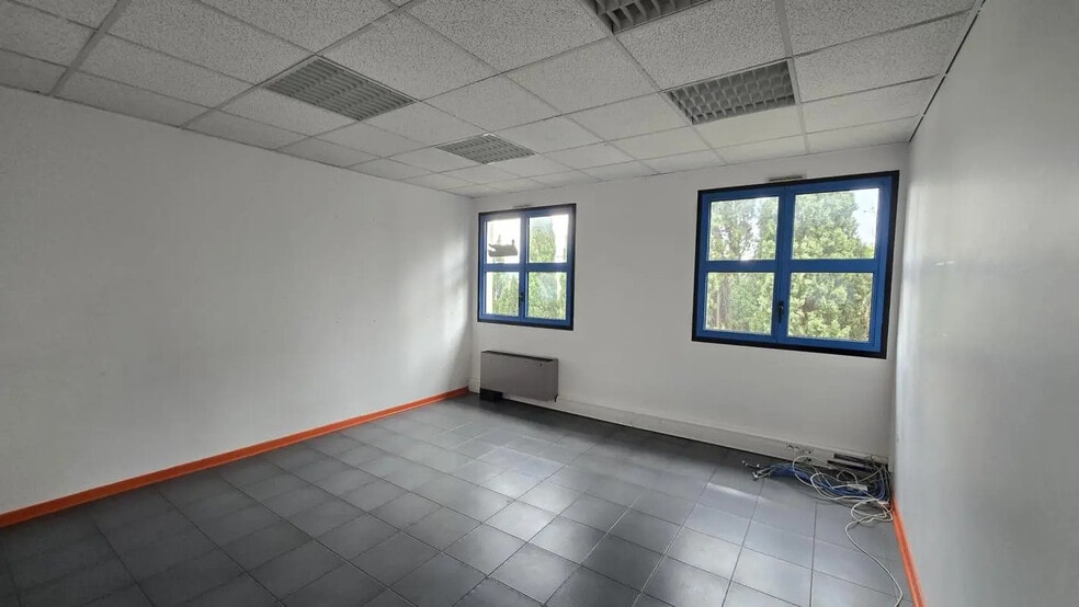 Office in La Garde for lease - Building Photo - Image 2 of 6