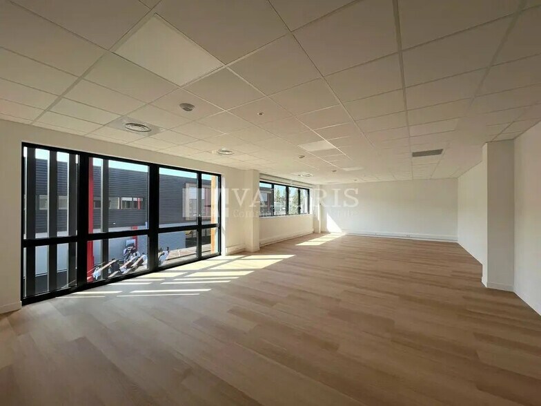 Flex in Saint-Quentin-Fallavier for lease - Interior Photo - Image 3 of 13