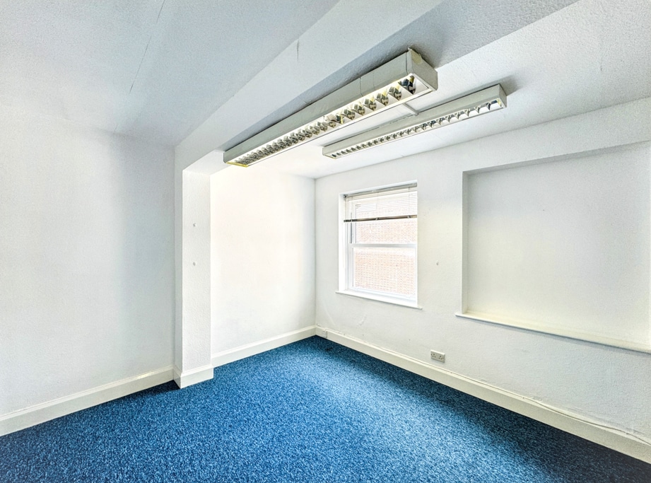 35 Carlton Cres, Southampton for lease Interior Photo- Image 1 of 2