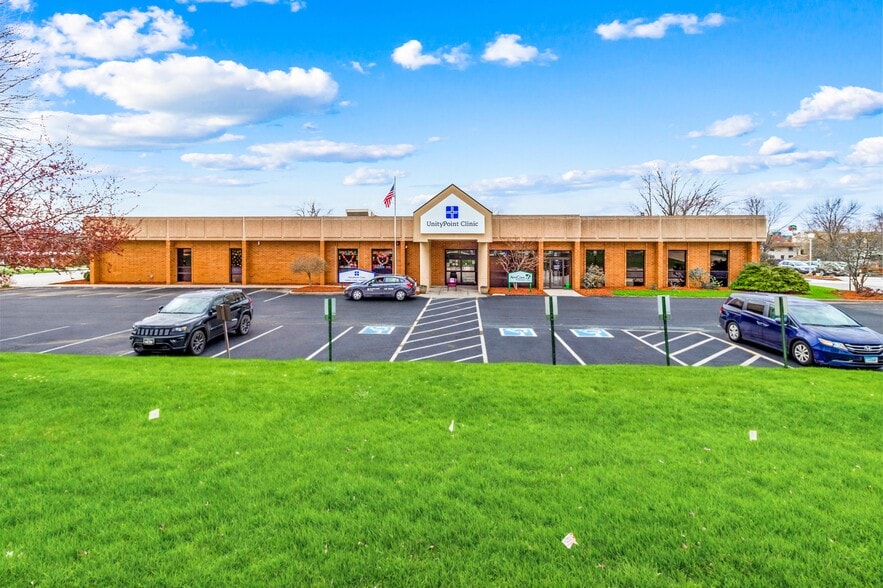 3740 Utica Ridge Rd, Bettendorf, IA for sale - Building Photo - Image 2 of 5