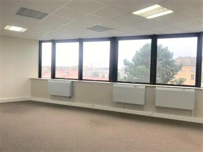 Office in Argenteuil for lease - Interior Photo - Image 2 of 7