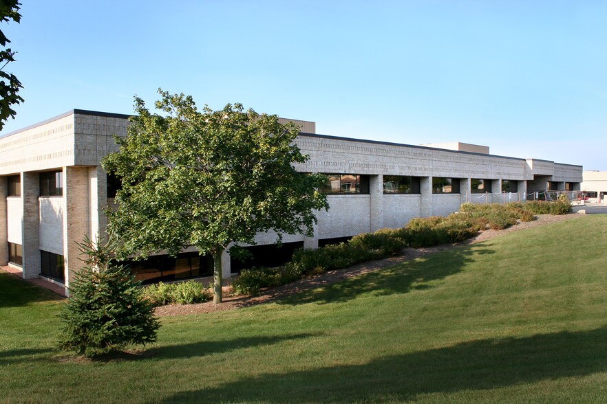 N14W23755 Stone Ridge Dr, Waukesha, WI for lease - Building Photo - Image 2 of 6