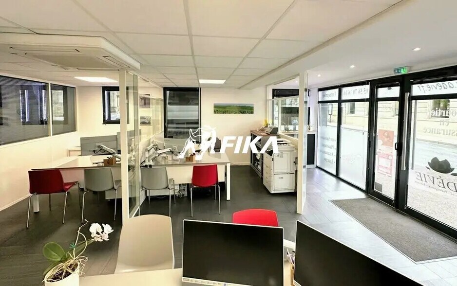 Retail in Saint-Médard-en-Jalles for sale - Building Photo - Image 2 of 12