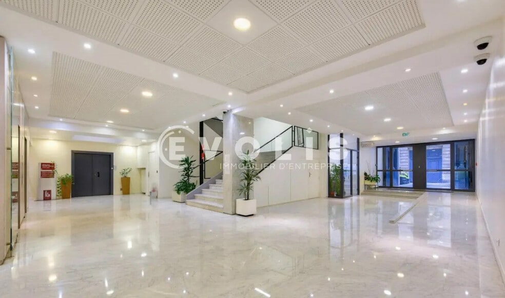 Office in Paris for lease - Lobby - Image 2 of 11