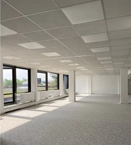 Office in Saint-Cloud for lease - Building Photo - Image 2 of 9