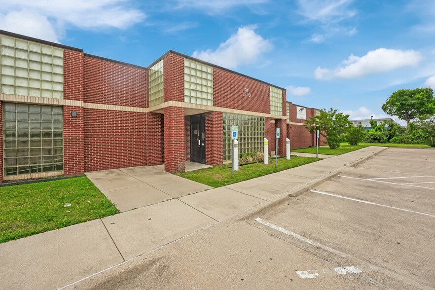 2210 N State Highway 360, Grand Prairie, TX for sale - Building Photo - Image 2 of 9