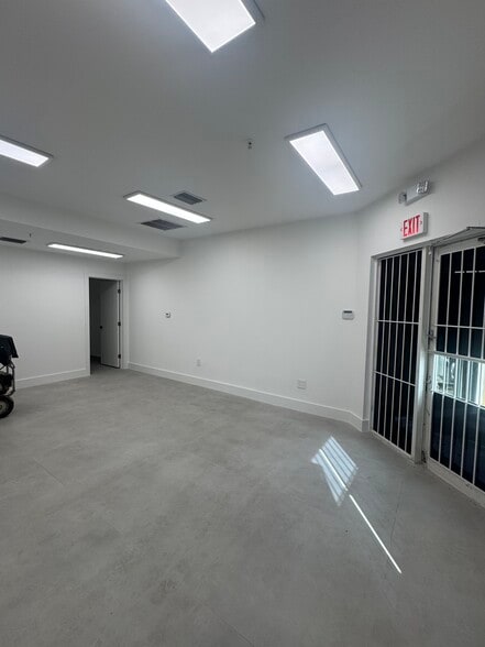 9450 NW 58th St, Miami, FL for lease - Building Photo - Image 2 of 7