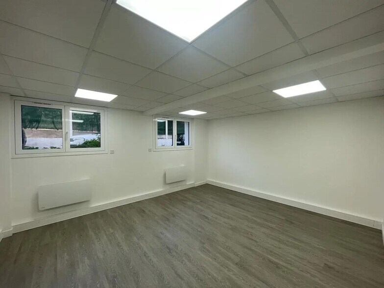 Office in Maisons-Alfort for lease - Interior Photo - Image 2 of 4