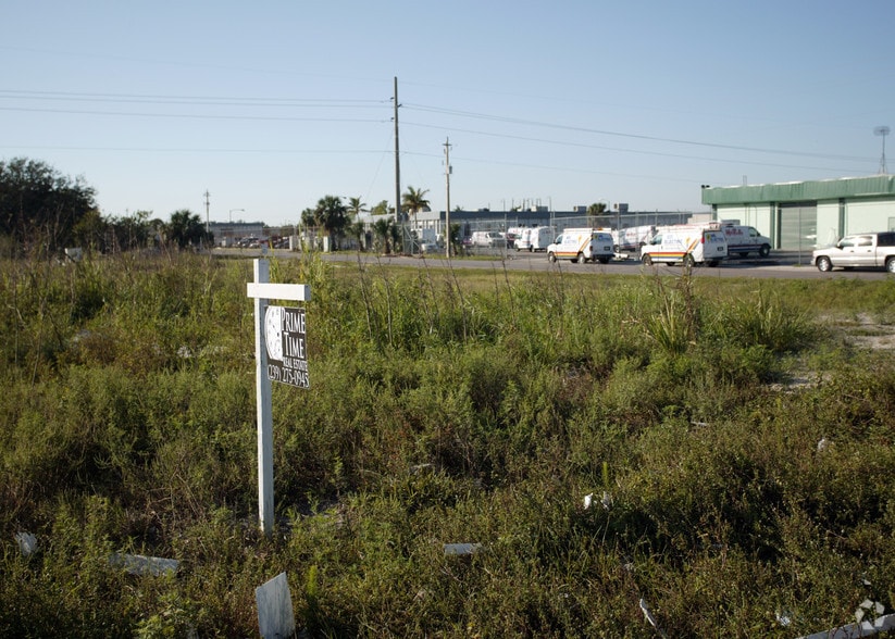 3410 Hanson St, Fort Myers, FL for sale - Building Photo - Image 2 of 7