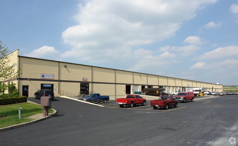 3701-3825 Collins Ln, Louisville, KY for lease - Building Photo - Image 2 of 5