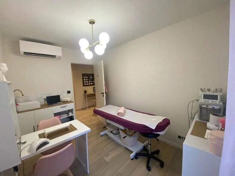 Office in Saint-Laurent-du-Var for lease - Building Photo - Image 1 of 15