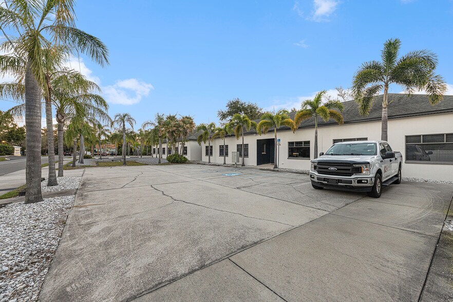 5706 S Macdill Ave, Tampa, FL 33611 Dakota Workspaces SOG