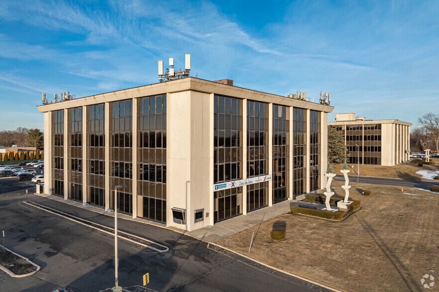 330 Motor Pkwy, Hauppauge, NY for sale - Primary Photo - Image 1 of 1