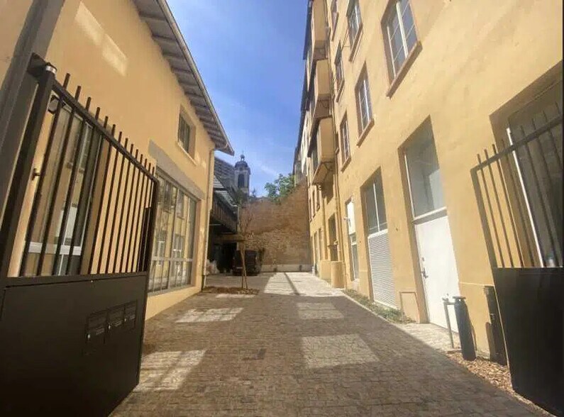 Office in Lyon for sale - Building Photo - Image 2 of 16