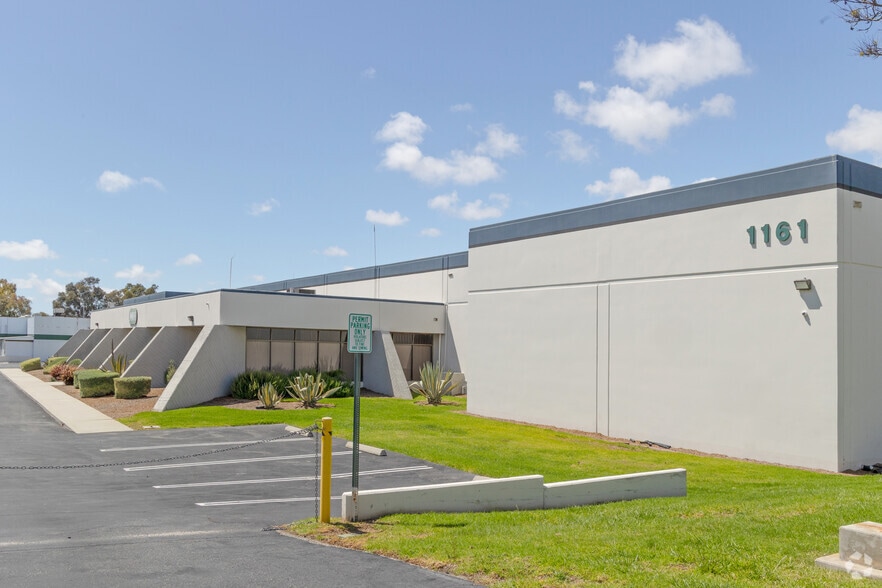 1161 E Walnut St, Carson, CA for lease - Primary Photo - Image 1 of 6