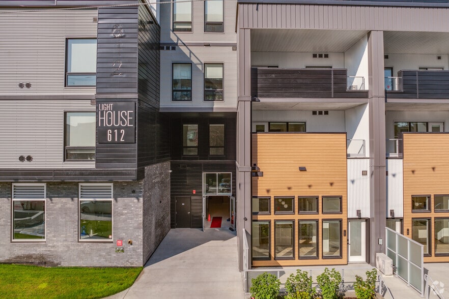 613 Constance Av, Esquimalt, BC for lease - Building Photo - Image 3 of 34