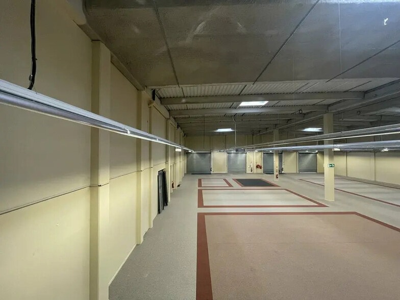 Retail in Thillois for lease - Interior Photo - Image 2 of 5