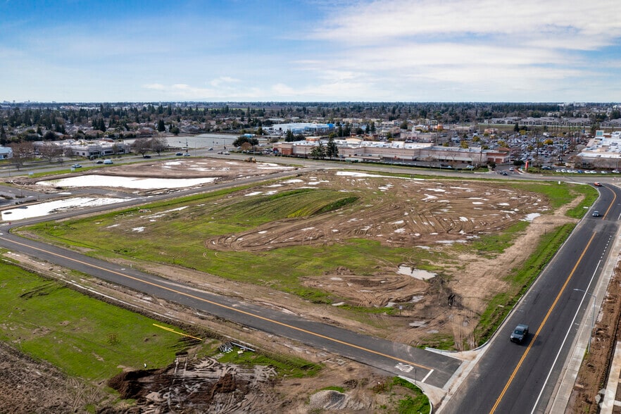 NEC Herndon & Helm Ave, Clovis, CA for lease - Aerial - Image 2 of 3