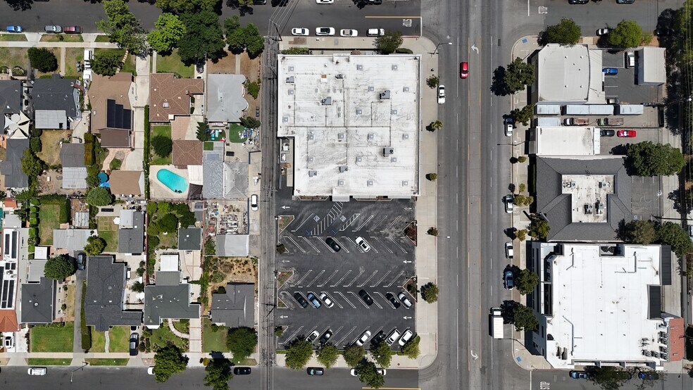 2721 W Magnolia Blvd, Burbank, CA for lease - Building Photo - Image 3 of 12