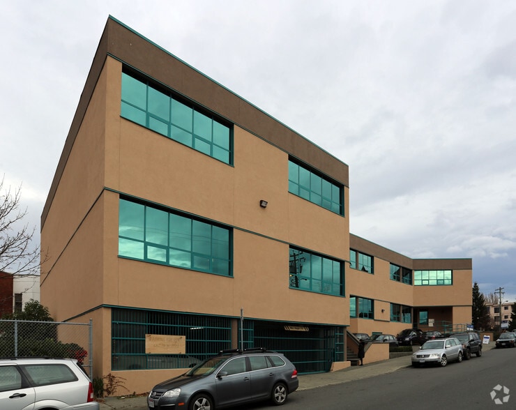 415 Gorge Rd E, Victoria, BC for lease - Primary Photo - Image 1 of 2