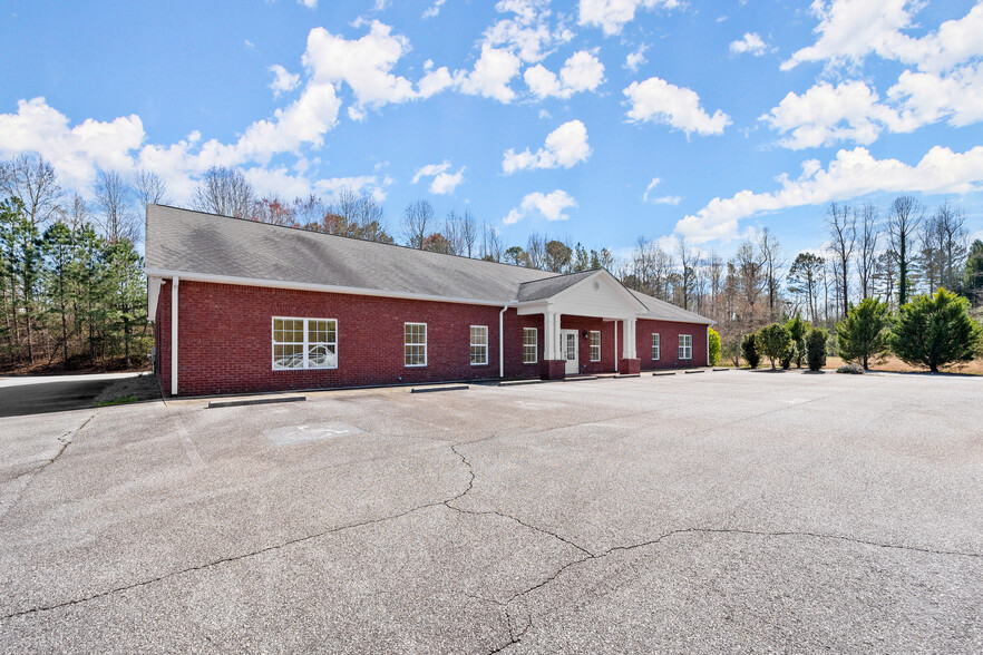 135 Midway Dr, Cornelia, GA for sale - Building Photo - Image 2 of 22