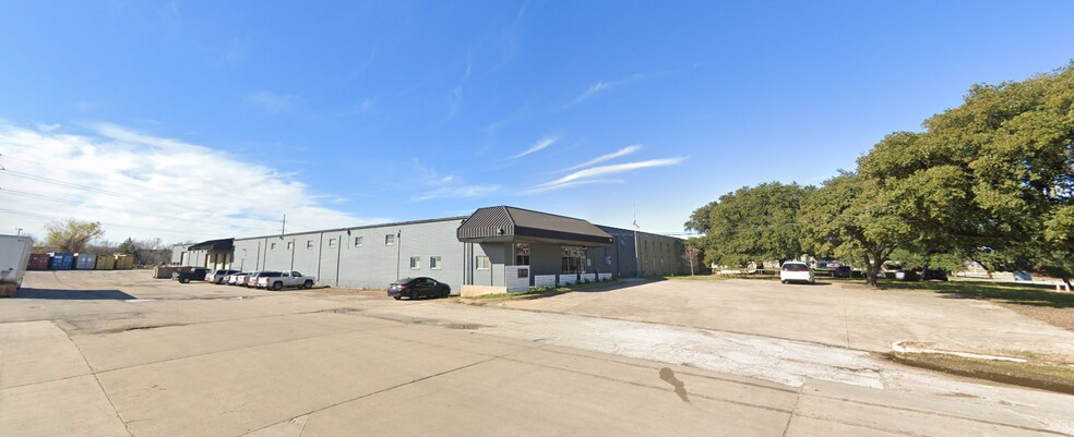 8221 Chancellor Row, Dallas, TX for lease - Primary Photo - Image 1 of 18