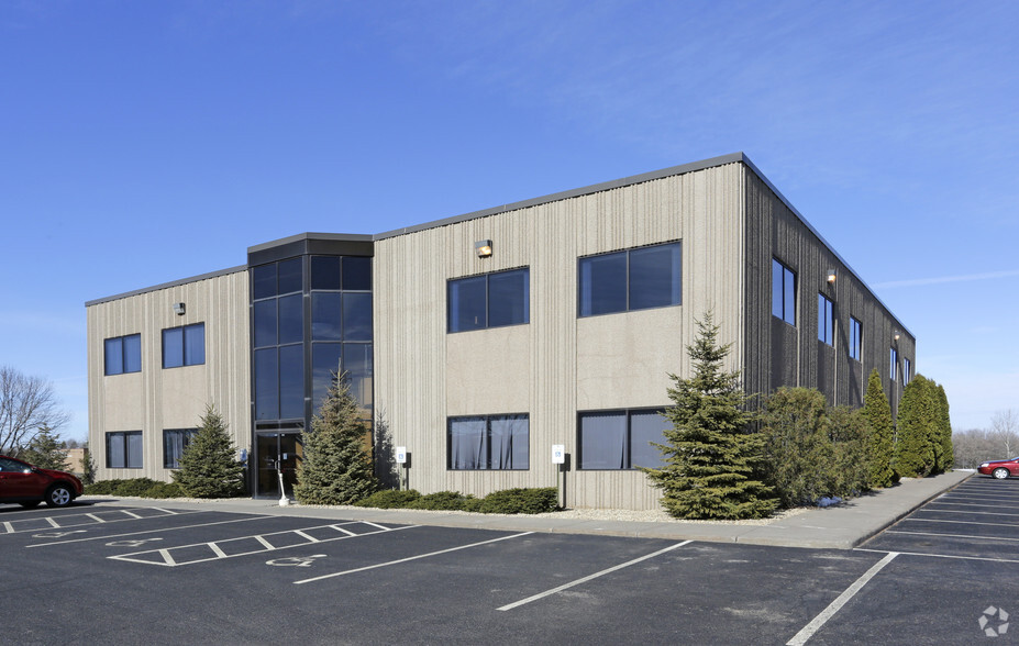 642 Brakke Dr, Hudson, WI for lease - Building Photo - Image 1 of 3